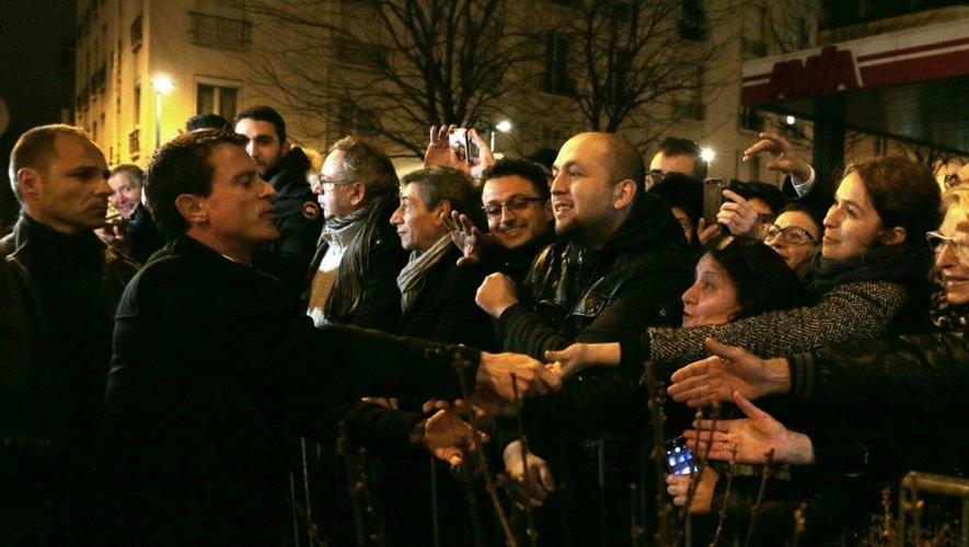 Le Premier ministre Manuel Valls  salue des gens lors d'une cérémonie organisée par le Conseil représentatif des institutions juives de France (Crif)en hommage aux victimes de la prise d'otages sanglante de l'Hyper Cacher, le 9 janvier 2016 à Paris
