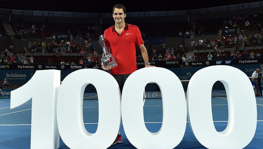 Le Suisse Roger Federer célébrant la 1000e victoire de sa carrière après avoir battu le Canadien Milos Raonic en finale du tournoi de Brisbane, le 11 janvier 2015