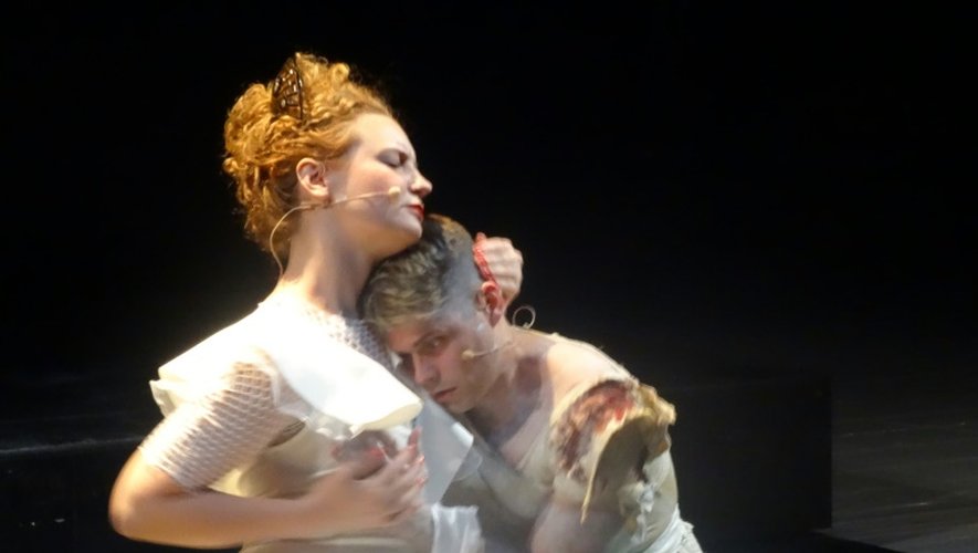 La mezzo-soprano Abigail Fischer et le baryton Kyle Bielfield, sur scène, lors de la répétition le 5 janvier à New York de l'opéra "Angel's Bone"