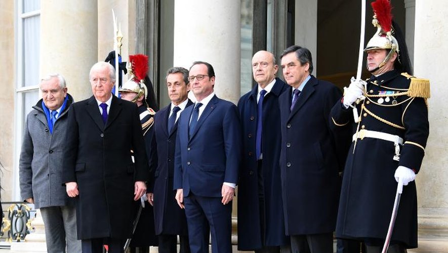 Jean-Pierre Raffarin, Edouard Balladur, Nicolas Sarkozy, François Hollande, Alain Juppé et Francois Fillon sur le perron de l'Elysée le 11 janvier 2015 à Paris