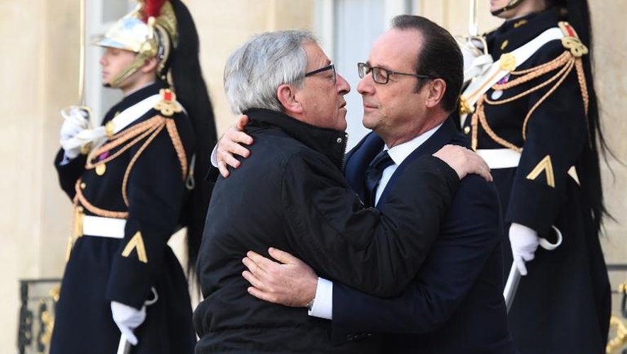 Accolade entre le président de la Commission européenne Jean-Claude Juncker et le président François Hollande le 11 janvier 2015 à l'Elysée à Paris