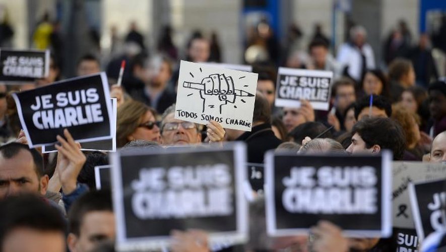 Ecriteaux avec "Je suis Charlie" brandis par les manifestants le 11 janvier 2015 à Madrid