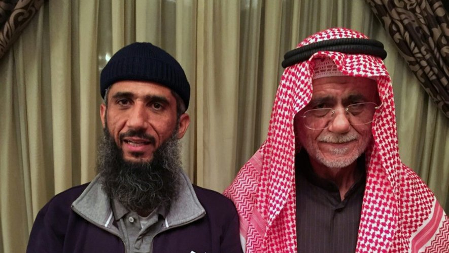Faez Mohammed Ahmed al-Kandari (g) avec son père, à l'hôpital militaire de Koweit, le 9 janvier 2016, après sa libération de  Guantanamo