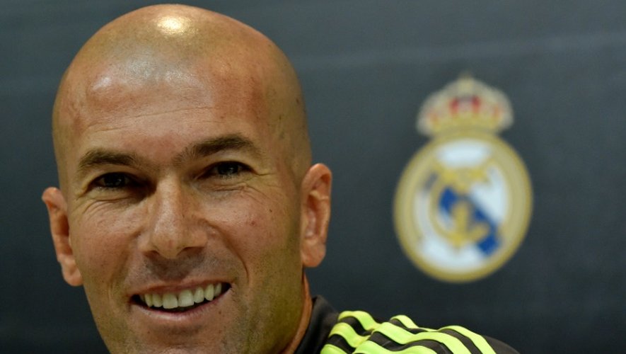 L'entraîneur du Real Madrid Zinédine Zidane en conférence de presse au centre d'entraînement de Valdebebas à Madrid, le 8 janvier 2016