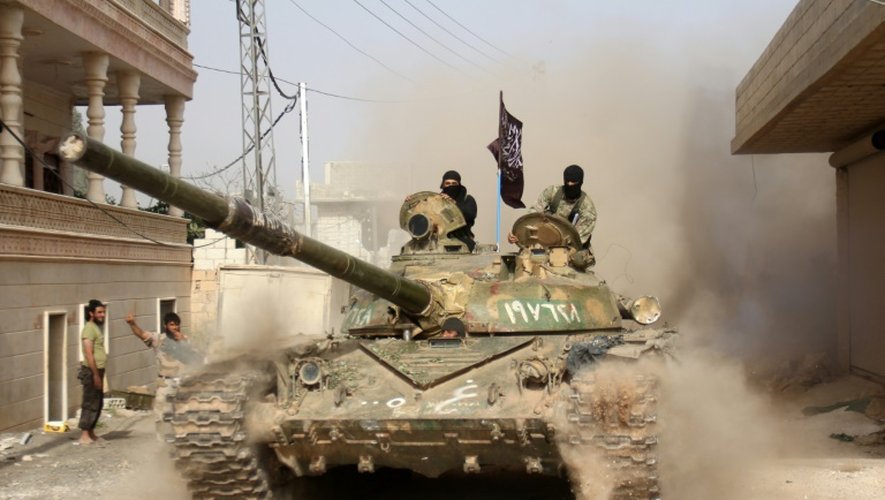 Des combattants islamistes affiliés à Al-Qaïda entrent dans Ariha, une ville de la province d'Idleb, le 28 mai 2015