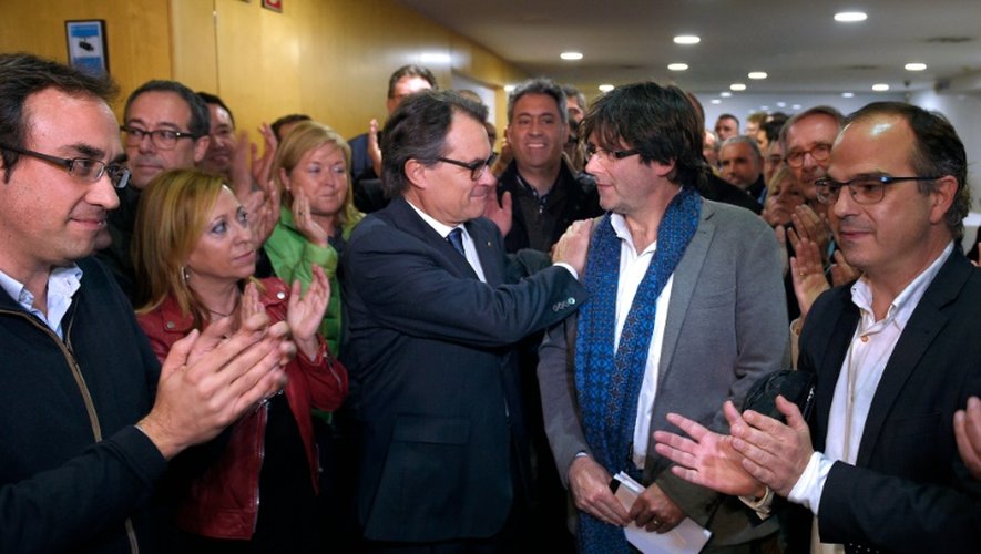 L'indépendantiste catalan Artur Mas  (g)félicite le nouveau candidat à la présidence de la région, Carles Puigdemont (d), le 9 janvier 2016 à Barcelone
