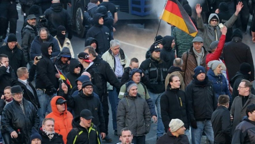 La police disperse des manifestants du mouvement islamophobe allemand Pegida, le 9 janvier 2016 à Cologne