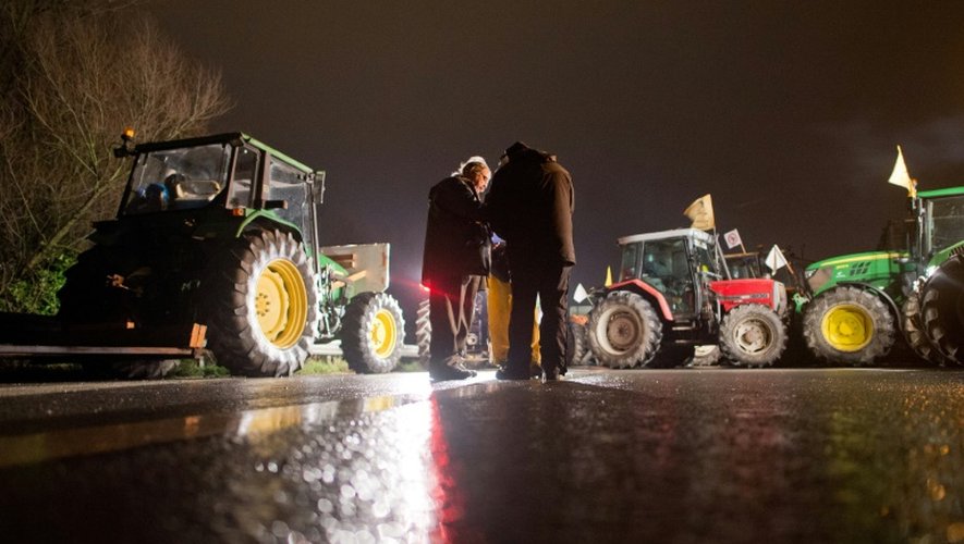 Des opposants au projet d'aéroport de Notre-Dame-des Landes bloquent le périphérique le 9 janvier 2016 près de Nantes