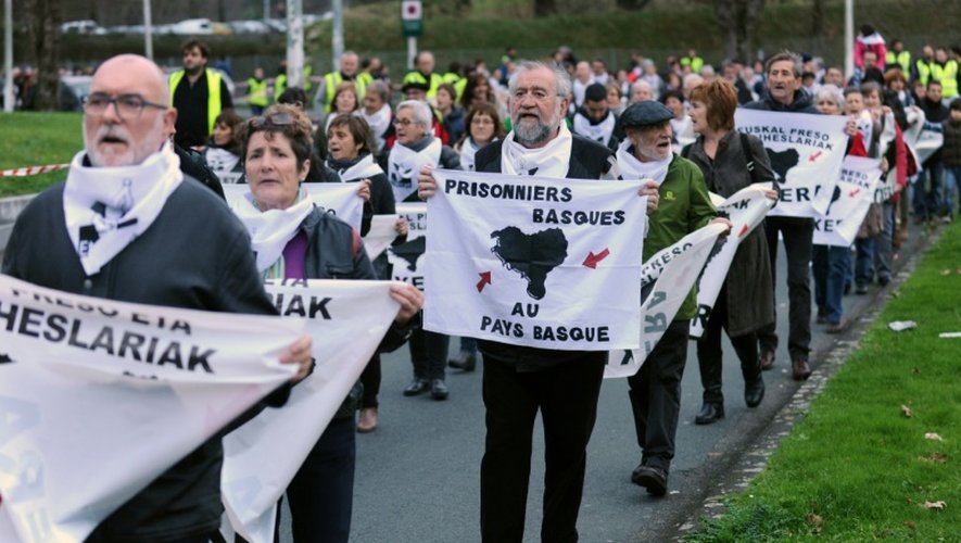 Des manifestants réclament "la fin de la dispersion" de plus de détenus liés à ETA et leur rapprochement du Pays basque, le 9 janvier 2016 à Bayonne