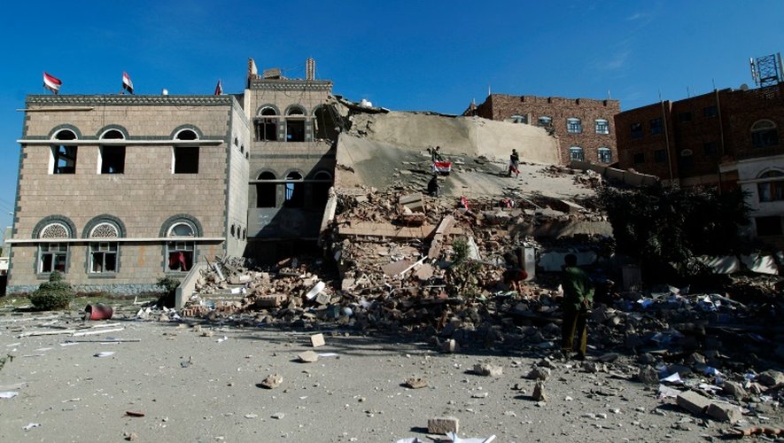 Destruction de bâtiments à Sanaa, le 5 janvier 2016 après les frappes de la coalition arabe conduites par l'Arabie saoudite