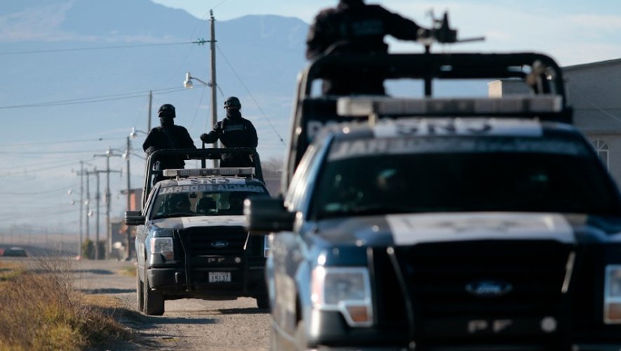 Des policiers patrouillent autour de la prison de Almoloya, le 9 janvier 2016 où est détenu le baron de la drogue "El Chapo"