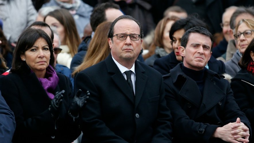 (de g à d) La maire de Paris Anne Hidalgo, le président François Hollande et le Premier ministre Manuel Valls, le 10 janvier 2016 à Paris