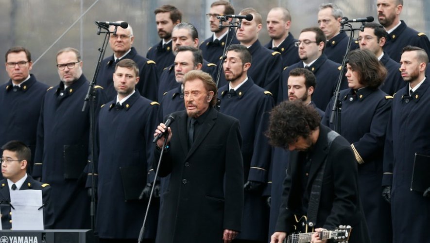 Johnny Hallyday avec le choeur de l'armée française sur scène Place de la République, le 10 janvier 2016