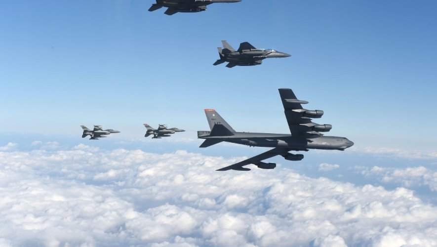 Photo prise par l'armée de l'air sud-coréene et fournie par l'agence Yonhap de B-52 et de jets sud-coréens survolant la Corée du sud, le 10 janvier 2016