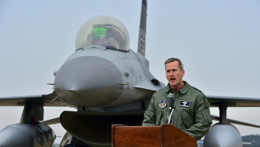 Le général Terrence J. O'Shaughnessy, commandant de la 7th Air Force s'exprime devant la presse avant les vols de US B-52, à Pyeongtaek, le 10 janvier 2016