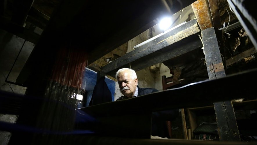 Ibrahim Ayyoubi, artisan dans le textile, dans son atelier à Damas le 1er décembre 2015