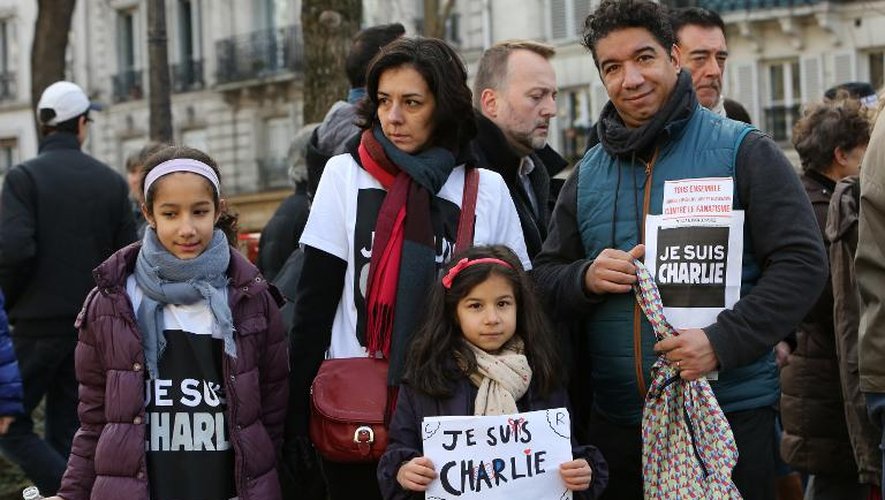 Une famille lors de la marche républicaine le 11 janvier 2015 place de la République à Paris