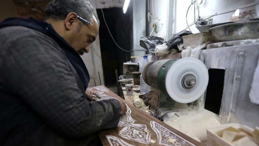 Un artisan incruste de nacre un panneau de bois, dans son atelier à Damas, le 1er décembre 2015