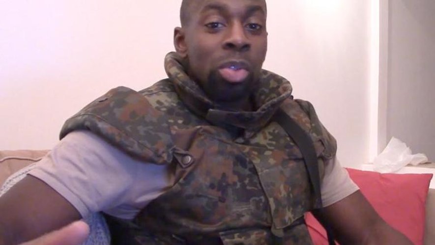 Capture d'écran d'une vidéo postée le 11 janvier 2015 sur les réseaux sociaux islamistes d'un homme se présentant comme Amedy Coulibaly