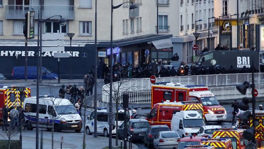 Les forces de l'ordre lancent l'assaut contre l'épicerie juive où est retranché Amedy Coulibaly, le 9 janvier 2015 porte de Vincennes à Paris