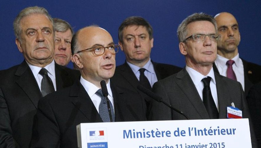 Le ministre de l'Intérieur Bernard Cazeneuve et son homologue allemand Thomas de Maziere après une rencontre internationale sur le terrorisme à Paris le 11 janvier 2015