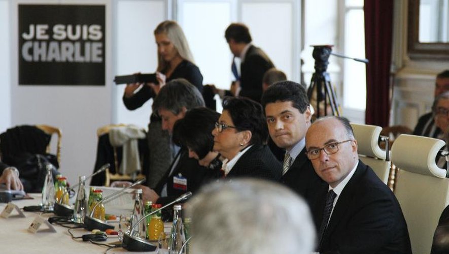 Le ministre de l'Intérieur français Bernard Cazneuve et ses homologues étrangers lors d'une réunion consacrée à la lutte contre le terrorisme à Paris le 11 janvier 2015