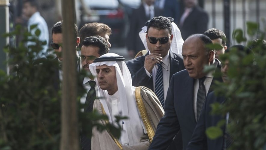 Le chef de la diplomatie égyptienne Sameh Shoukri (D) et son homologue saoudien, Adel al-Jubeir (G), le 10 janvier 2016 au Caire