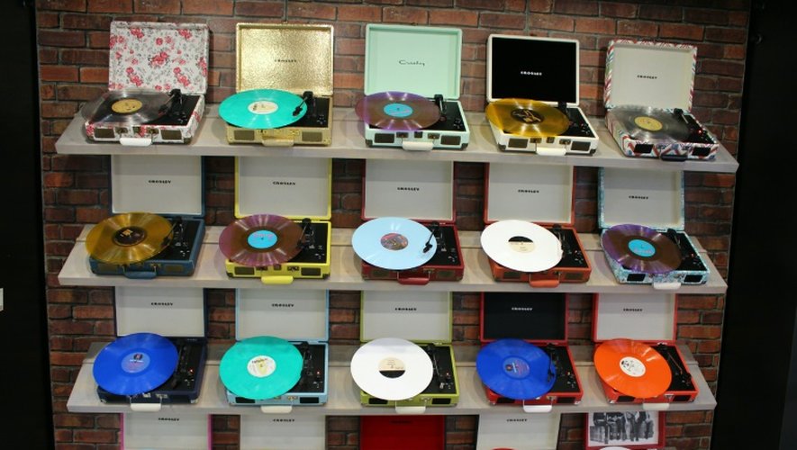 Après des années de domination des CD et de la musique en ligne, les ventes de disques vinyles sont "en feu"