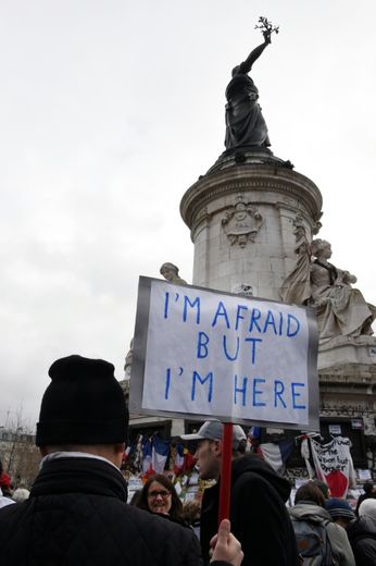 Quelques centaines d'anonymes sont venus distribuer des "câlins", éclater de rire ou chanter à la mémoire des victimes des attentats de Paris