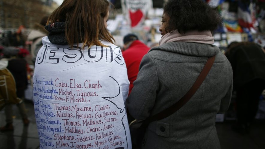 Une femme porte une tee-shirt sur lequel figurent les prénoms des victimes des attentats de janvier et novembre 2015, le 10 janvier 2016 à Paris