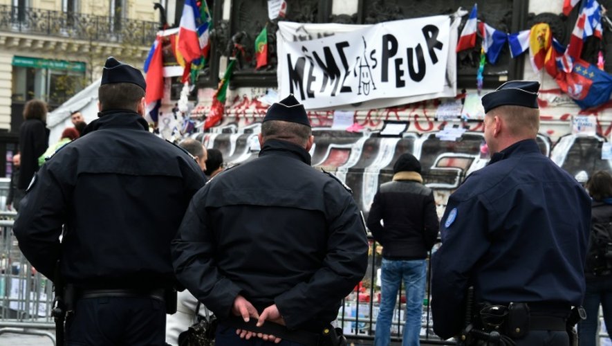 Des policiers sur la place de la République, le 10 janvier 2016 à Paris