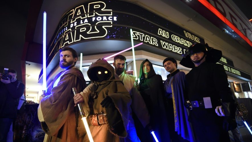 Des spectateurs du film "Star Wars", le 16 décembre 2015 à Paris