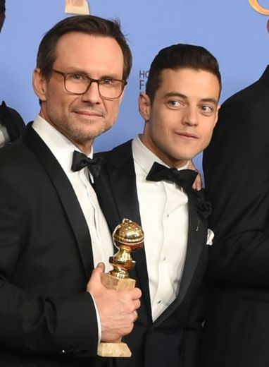 Christian Slater (g) et Rami Malek (d) posent après avoir reçu le Golden Globe de la meilleure série pour "Mr Robot" à Beverly Hills le 10 janvier 2016