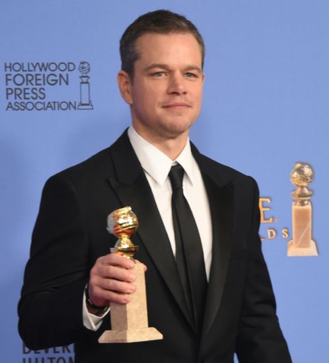 Matt Damon pose avec le Golden Globe de meilleur acteur dans une comédie reçu pour "Seul sur Mars" le 10 janvier 2016 à Beverly Hills
