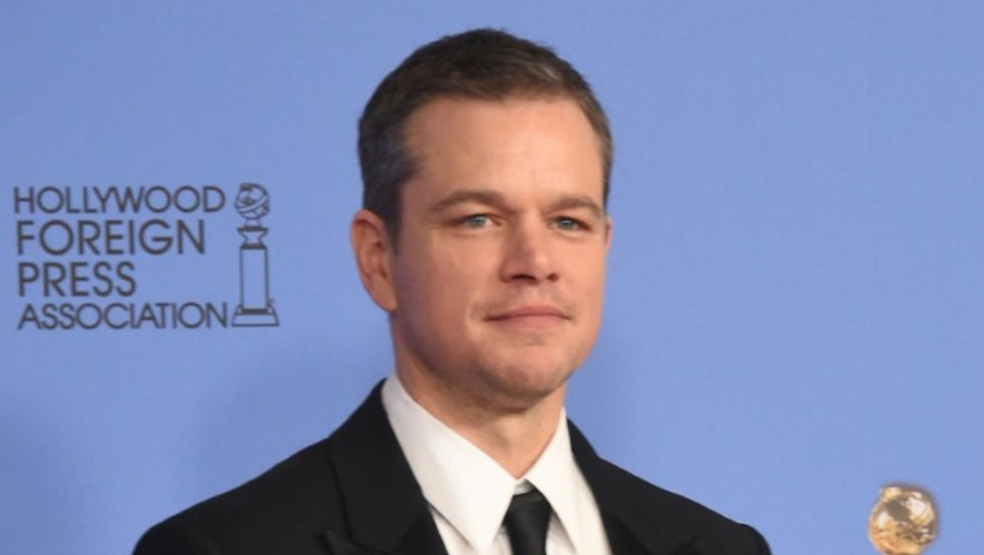 Matt Damon pose avec le Golden Globe de meilleur acteur dans une comédie reçu pour "Seul sur Mars" le 10 janvier 2016 à Beverly Hills