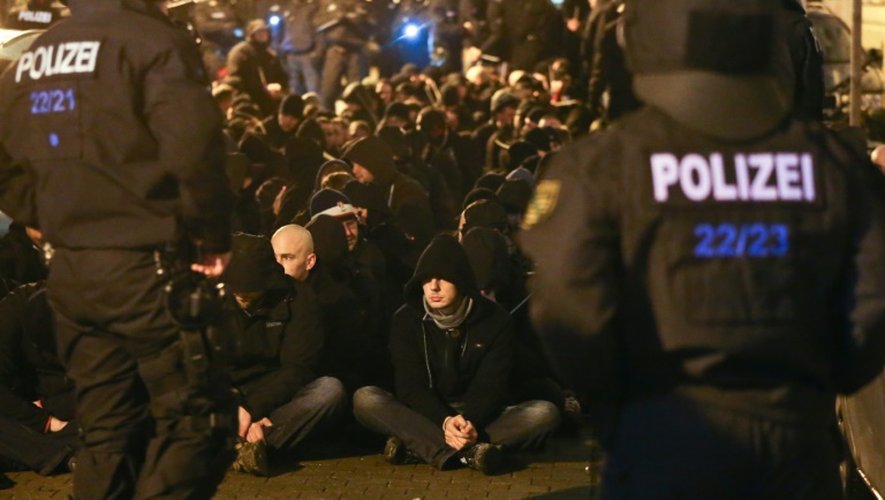 Des manifestants rassemblés le 11 janvier 2016 dans la soirée à Leipzig