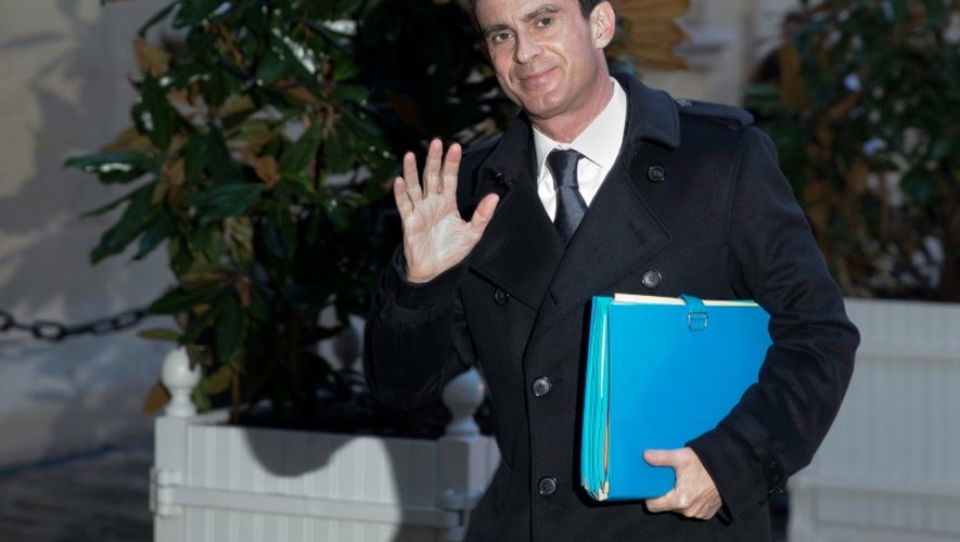 Le Premier ministre Manuel Valls arrive le 11 janvier 2016 à Matignon pour une rencontre avec les principaux leaders syndicaux et patronaux sur le plan d'urgence pour l'emploi