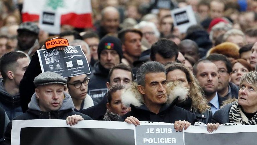 Des manifestants affichent être policiers lors de la marche républicaine le 11 janvier 2015 à Paris