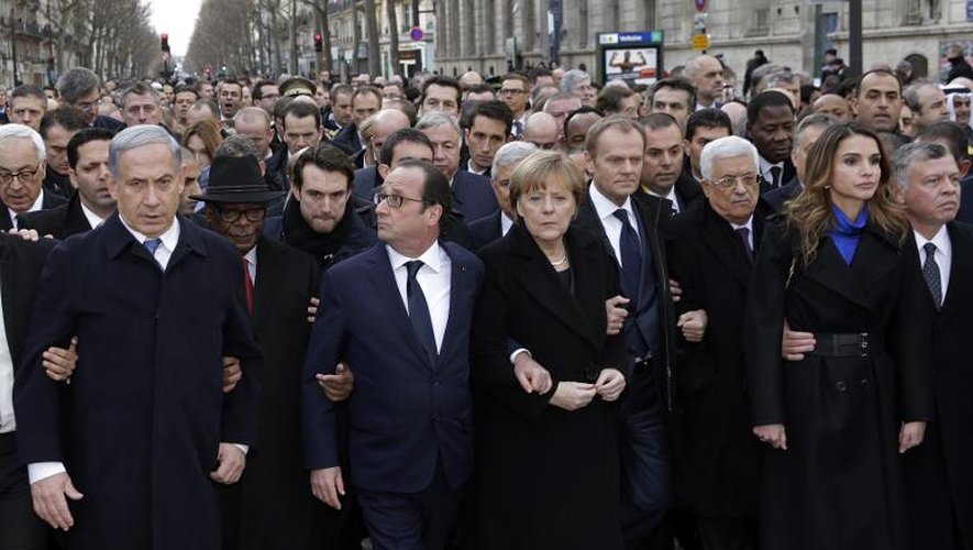 Francois Hollande entouré de  Benjamin Netanyahu, Ibrahim Boubacar Keita, Angela Merkel, Donald Tusk, Mahmoud Abbas, Rania et Abdullah de Jordanie le 11 janvier 2015 à Paris