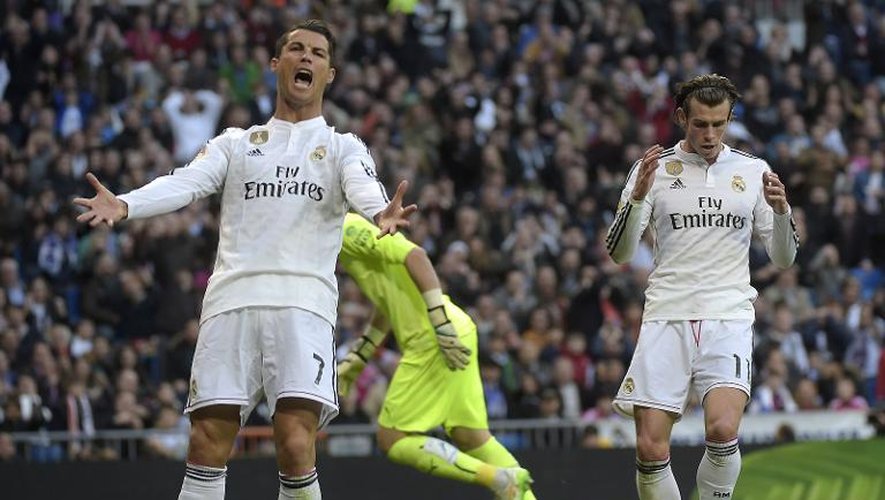 L'attaquant portugais du Real Madrid, Cristiano Ronaldo (g), le 10 janvier 2015 dans le stade Santiago Bernabeu à Madrid
