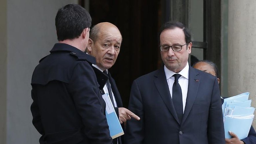 Le Premier ministre Manuel Valls, le ministre de la Défense Jean-Yves Le Drian et le président François Hollande le 10 janvier 2015 à l'Elysée à Paris