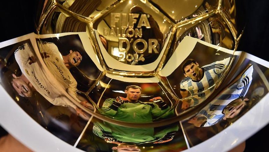 Un cliché du Ballon d'Or avec en reflets les visages de Cristiano Ronaldo, Manuel Neuer et Lionel Messi, le 15 décembre 2014