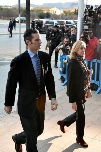 Arrivée le 11 janvier 2016 au tribunal à Palma de Mallorca d'une soeur du roi, Cristina de Bourbon, et de son mari, Inaki Urdangarin, à l'ouverture du procès d'un des plus retentissants scandales de corruption