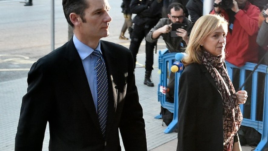 Arrivée le 11 janvier 2016 au tribunal à Palma de Mallorca d'une soeur du roi, Cristina de Bourbon, et de son mari, Inaki Urdangarin, à l'ouverture du procès d'un des plus retentissants scandales de corruption