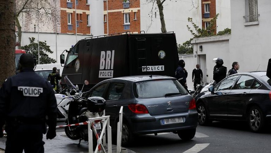 Des policiers à l'endroit de la fusillade survenue le 8 janvier 2015 à Montrouge