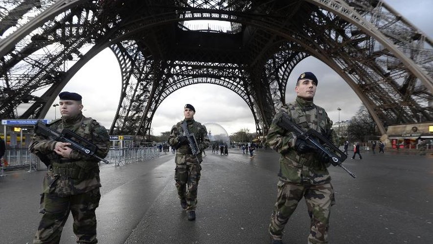 Soldats français sous la Tour Eiffel dans le cadre du plan vigipirate le 8 janvier 2015 à Paris
