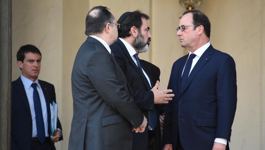 Manuel Valls, Roger Cukierman, Joel Mergui et François Hollande le 11 janvier 2015 sur le perron de l'Elysée à Paris