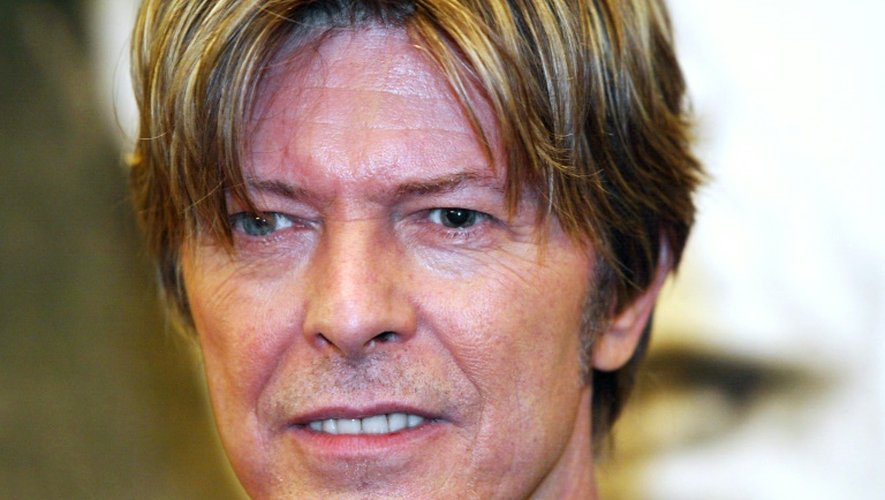 Le chanteur britannique David Bowie pose, le 10 septembre 2002 à Paris, lors d'une séance de dédicaces