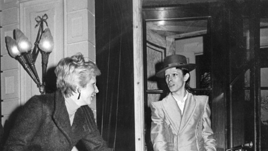 David Bowie, accompagné de sa femme Angela (Angie) et de leur fils Zowie, après avoir reçu une récompense pour son album "Ziggy stardust" à Amsterdam le 17 février 1974