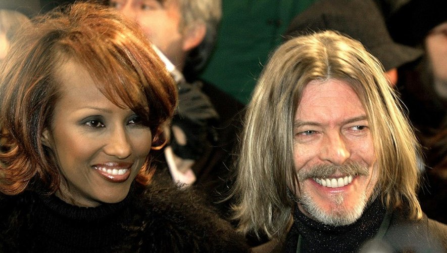 David Bowie et sa femme, le mannequin Iman, à New York le 5 février 2001